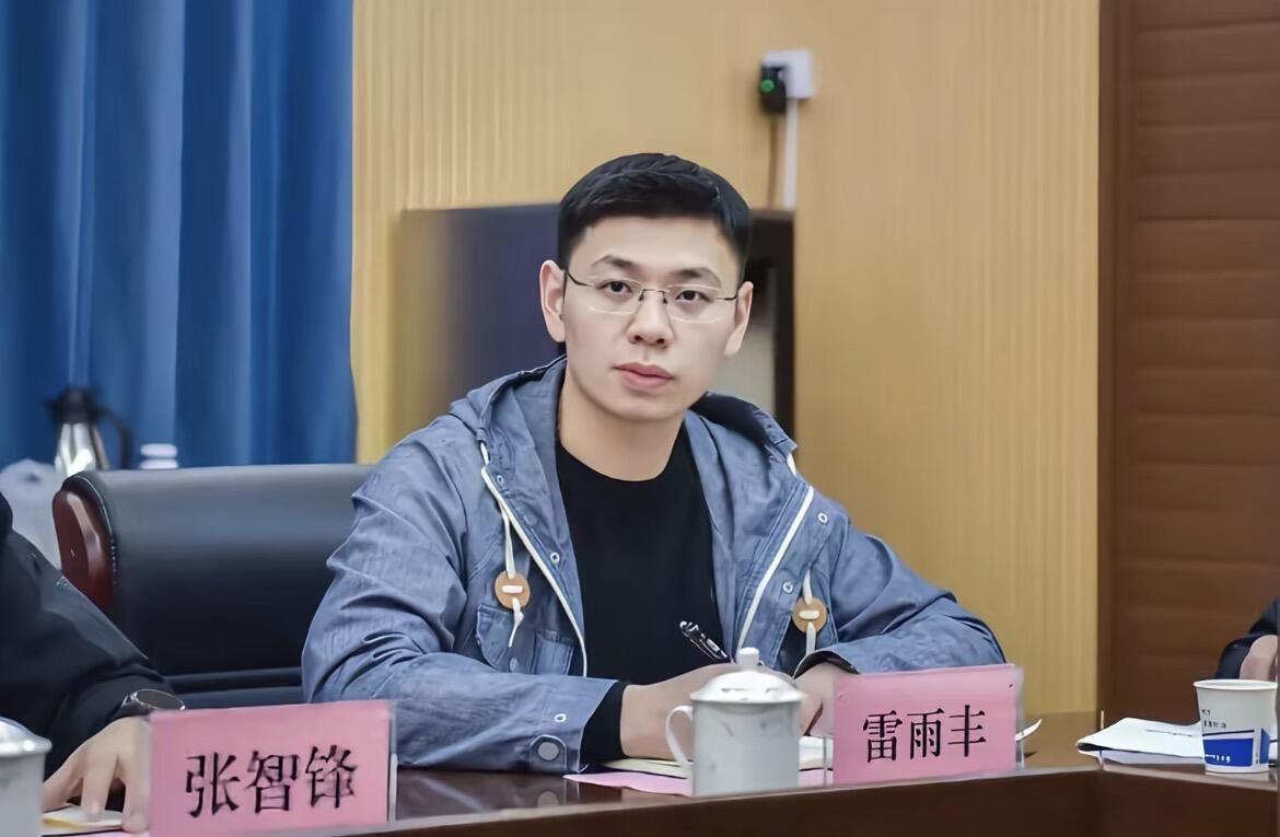 全网都在骂彭某某，但真正把小事引爆成全网热搜的，是那个眼镜男。 

长沙车位纠纷