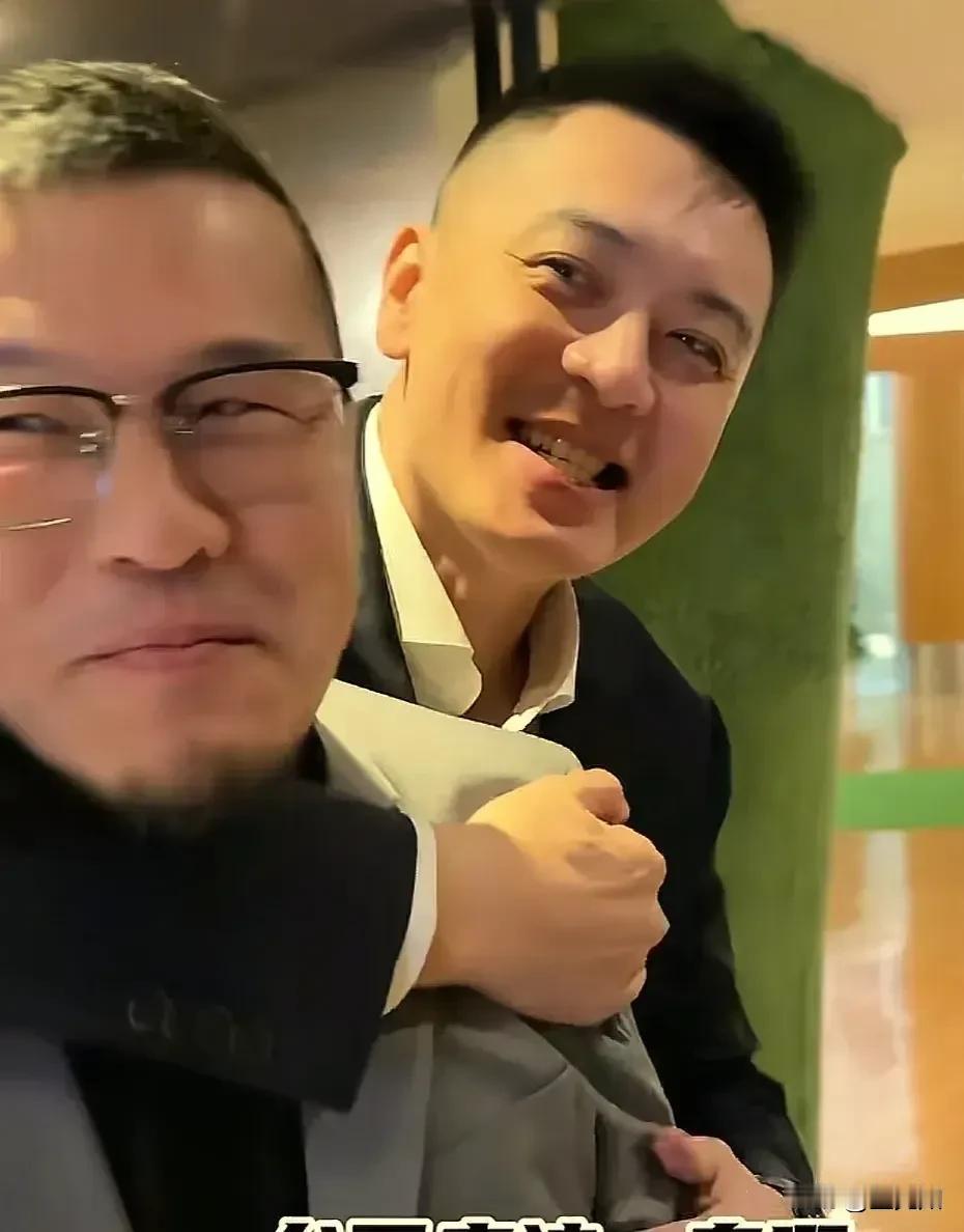 杨毅团队评价杨鸣解说:明明可以靠颜值，但是他偏偏靠实力。杨毅团队说，相比于其他解