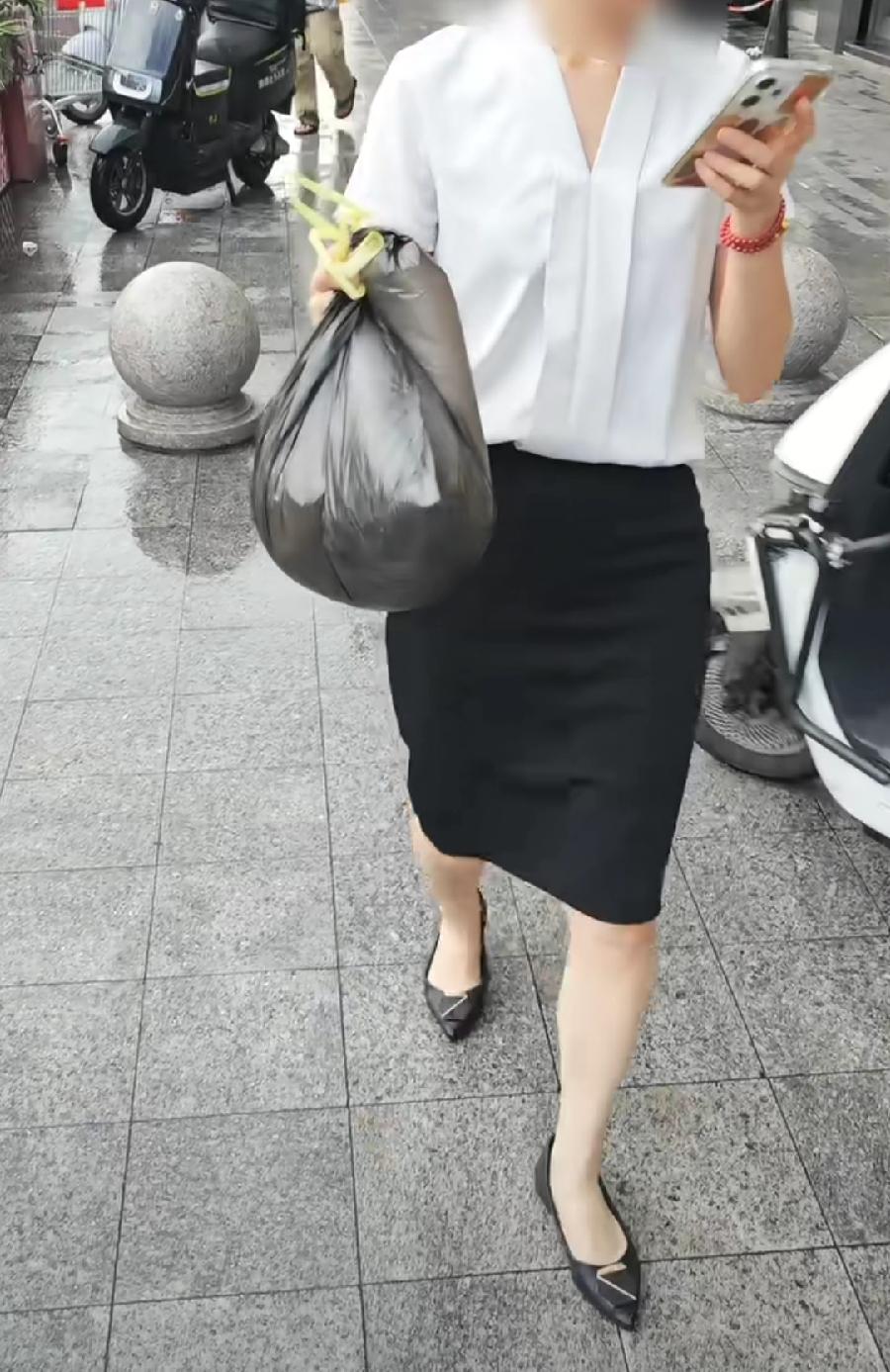 有人专业上门回收珠宝店员二手丝袜，
你们遇到过吗？[尬笑][震惊]