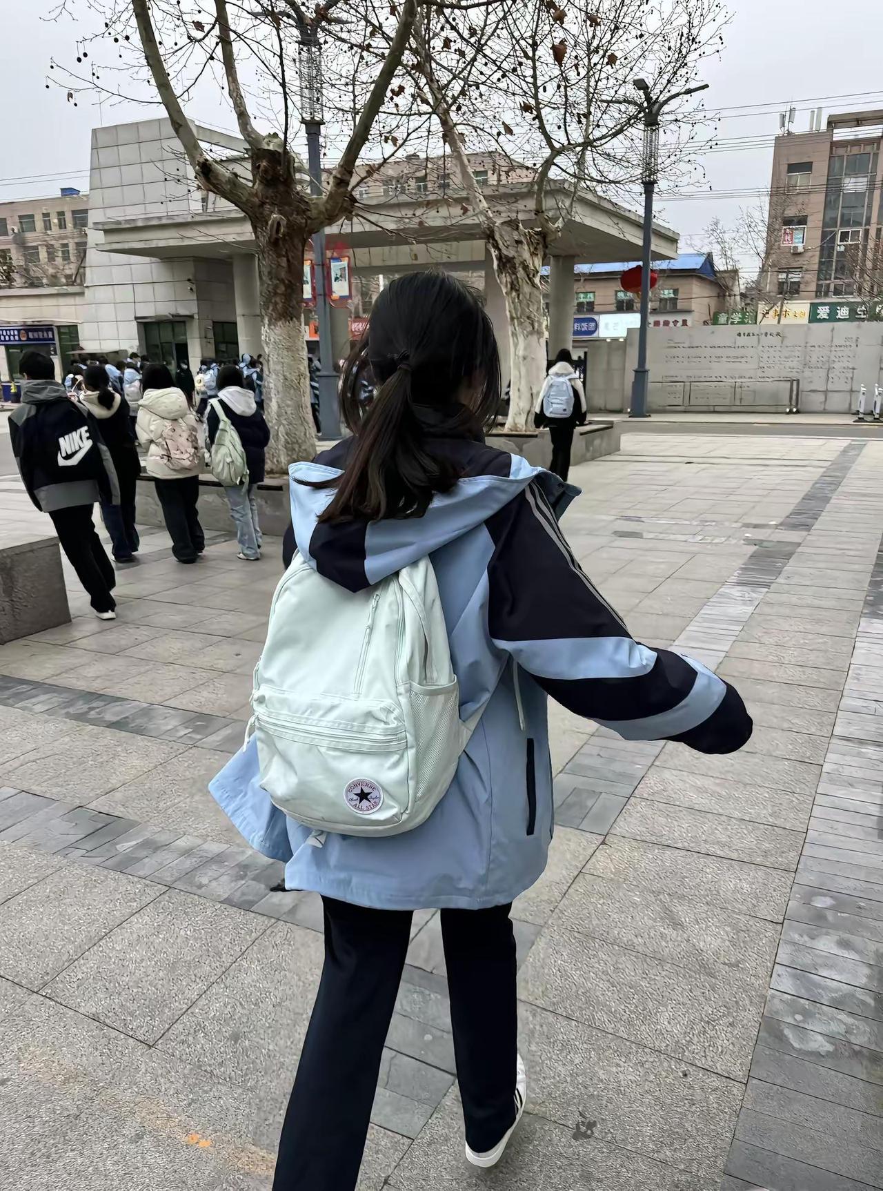 认出你太容易了 你的书包鞋子身高背影走路的姿势我都太熟悉了