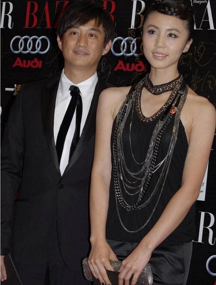 实话实说，黄多多是很漂亮，但跟她的妈妈孙莉相比，还是有点差距的。

年轻时的孙莉