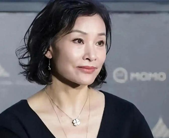 陈冲加入美国国籍晚年却回国养老，如今她证明了刘晓庆说的没错！65岁陈冲选择回上海