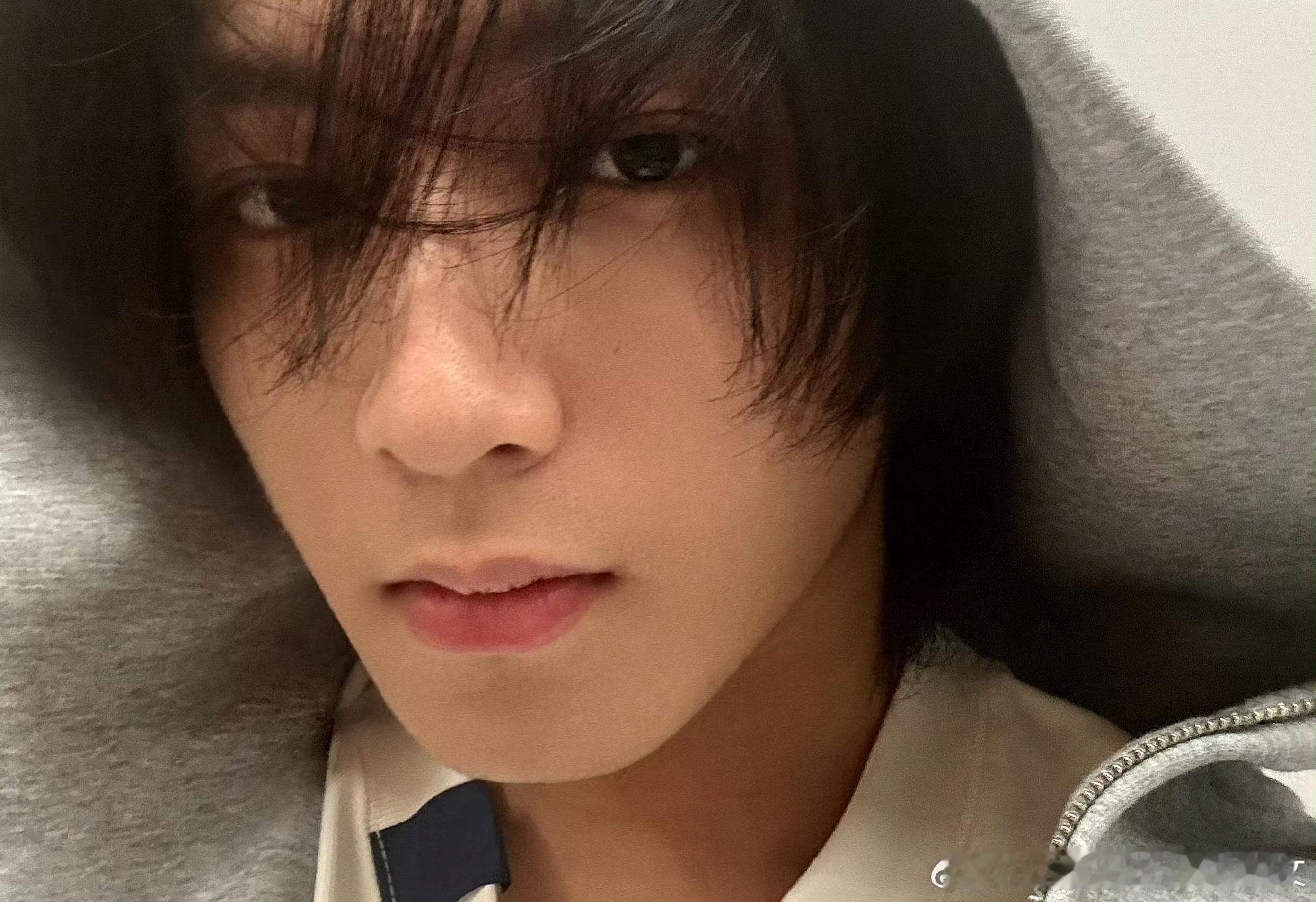 #刘耀文戴帽自拍##刘耀文该剪头发了#近日，刘耀文发了戴帽自拍，该剪头发了这是 