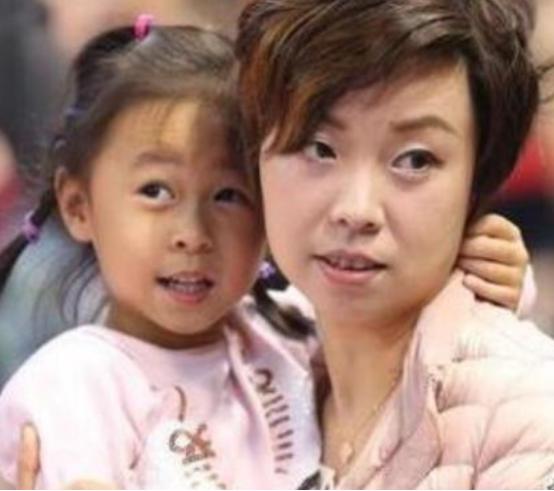 乒坛“大魔王”张怡宁下嫁300亿香港富豪，婚后步行买菜竟被港媒嘲“寒酸”！她可是