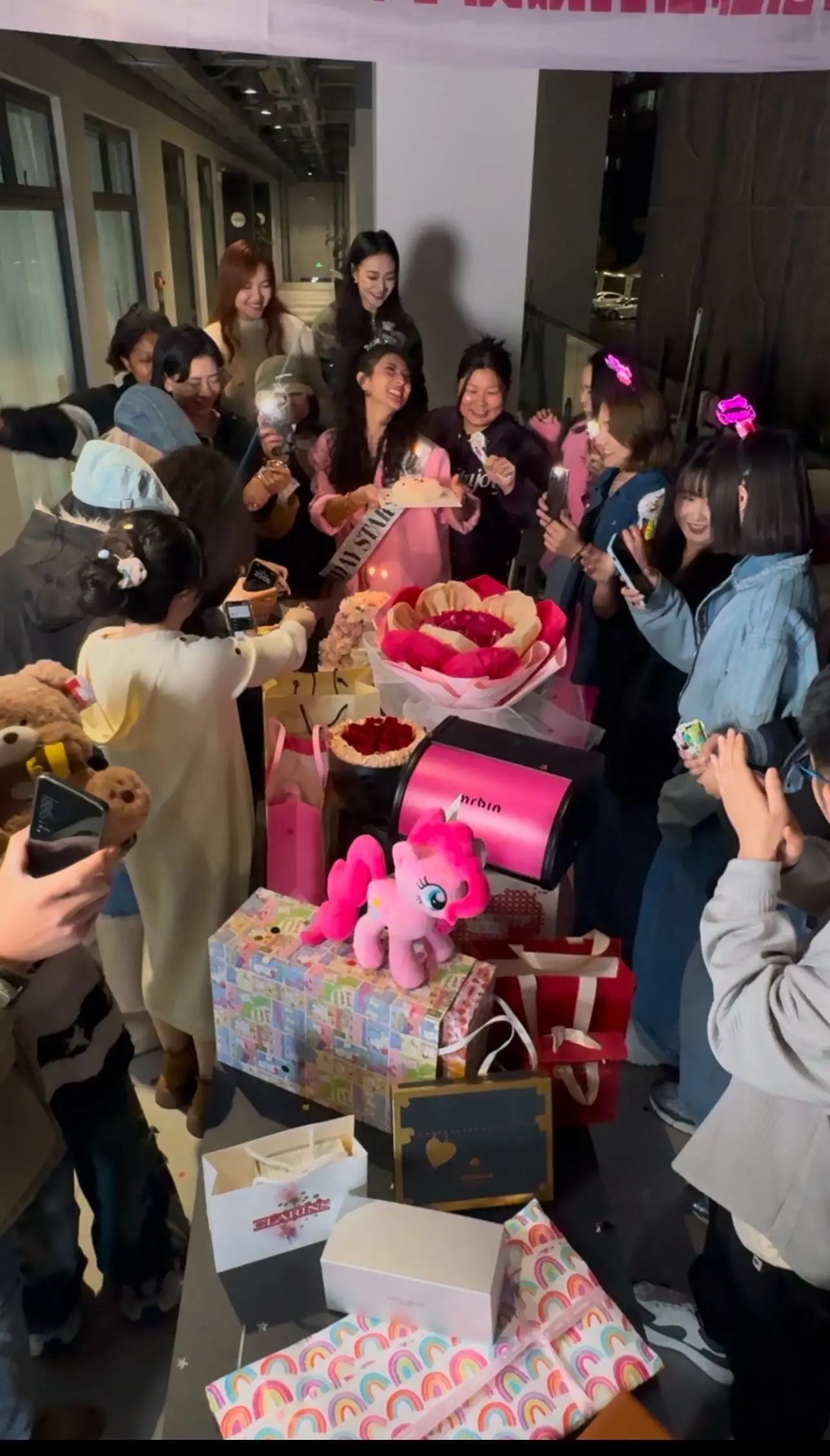 爱与被爱，鲜花和蛋糕，礼物和惊喜。公司门口的派对，水瓶座表示俺很喜欢！！！