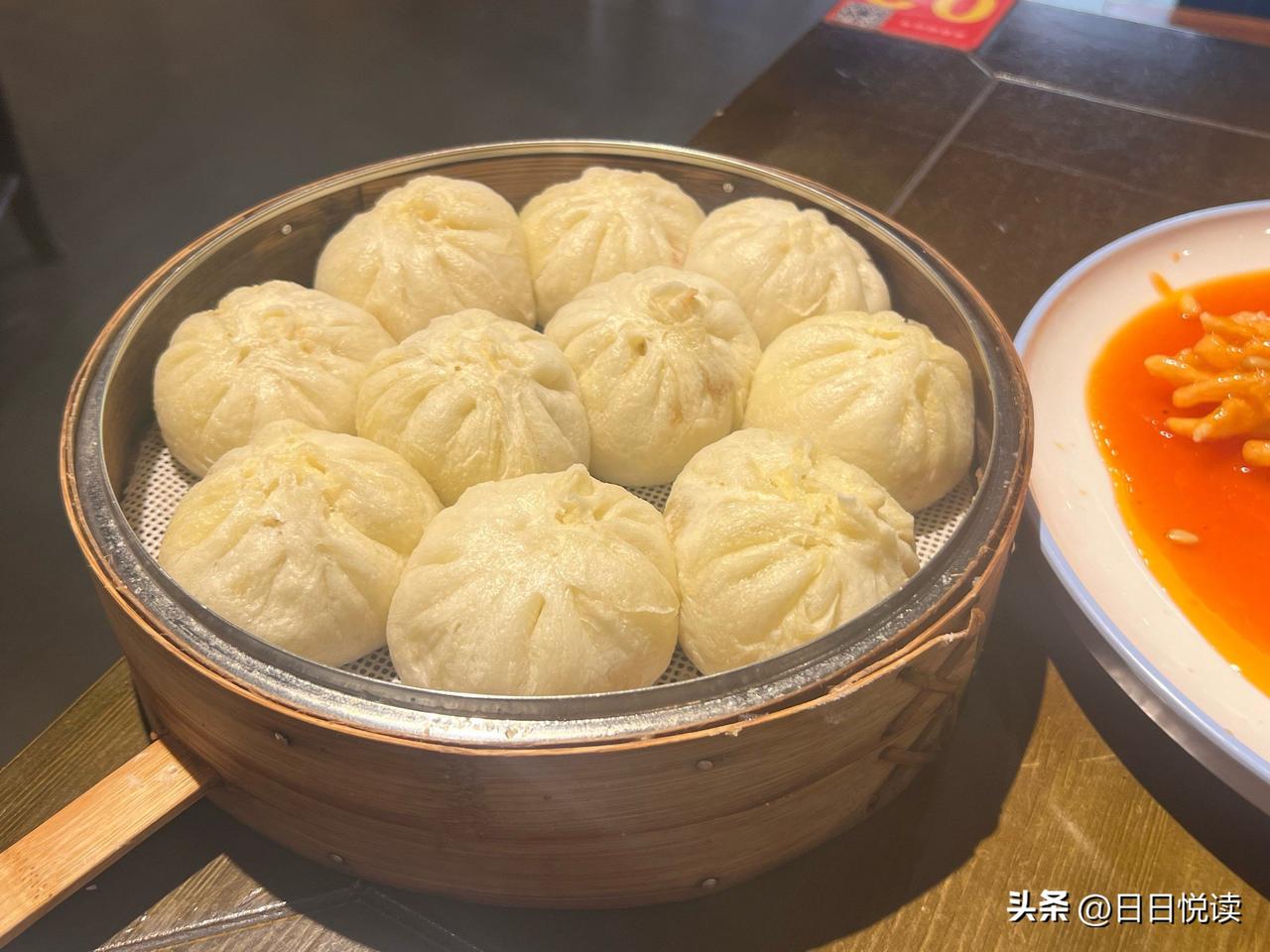 菜市场鲜猪肉价格一路走低，不少地方五花肉一斤才十来块，可家门口包子铺的肉包子，非