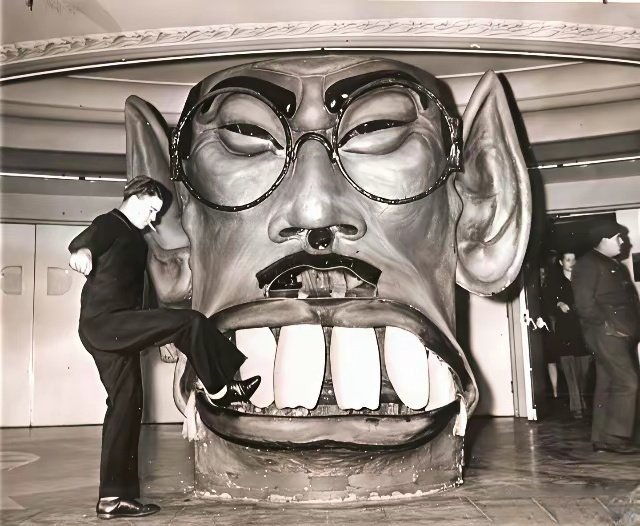 1945年，美国好莱坞，一家剧院专门制作了裕仁天皇的石膏头像，牙齿可以让影迷随意