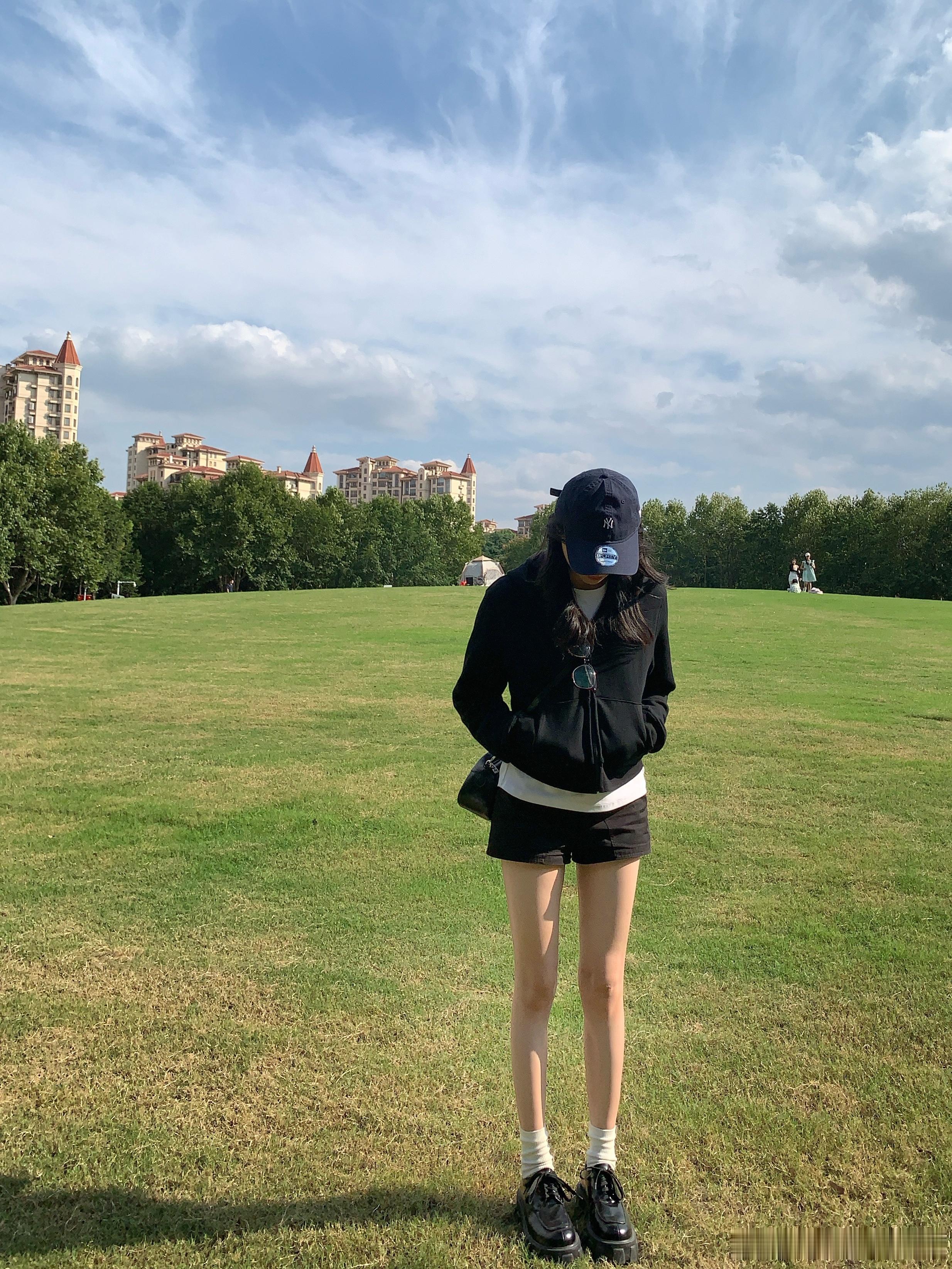白天：我必露腿晚上：已老实🥶 ​​​