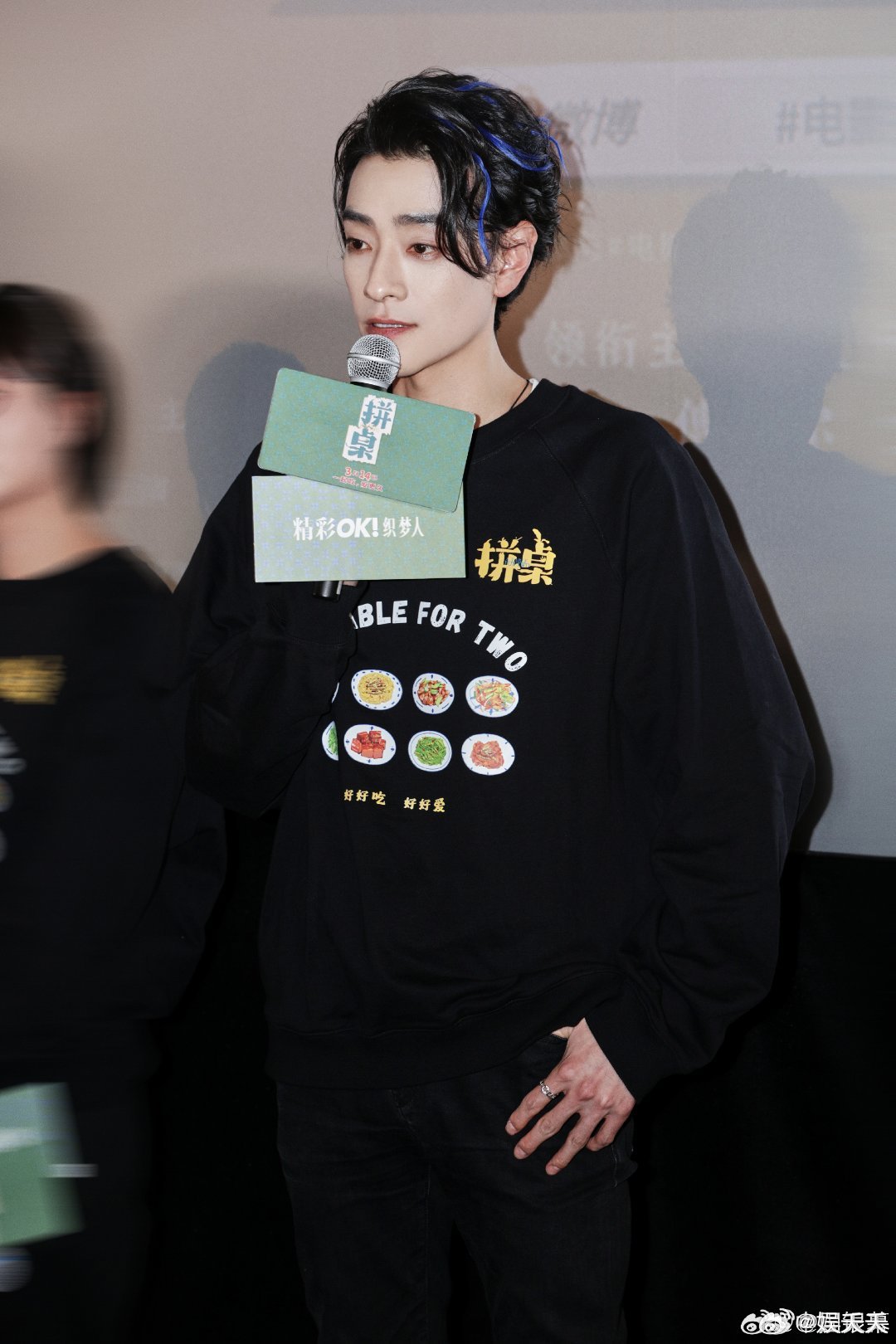 郑云龙曾为背词撞墙 郑云龙也太拼了吧！演哈姆雷特背词背到拿头撞墙，压力全自己扛。