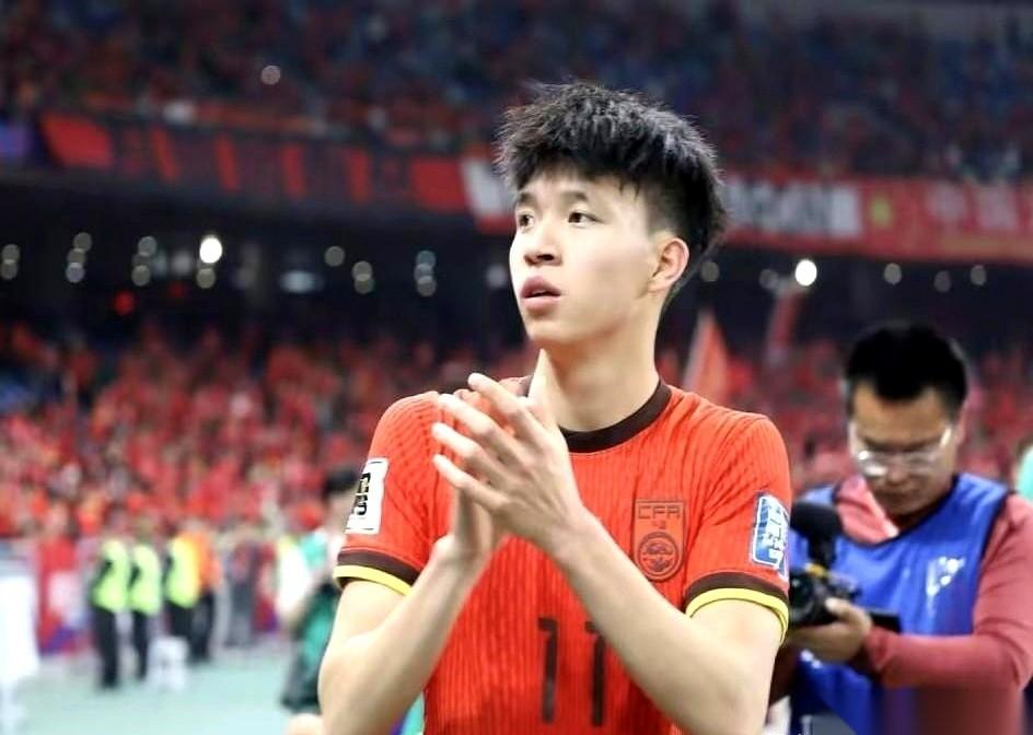 一年47场比赛。
国内球迷心疼坏了，说这小伙子是铁人，是全勤王。
可你知道吗？这