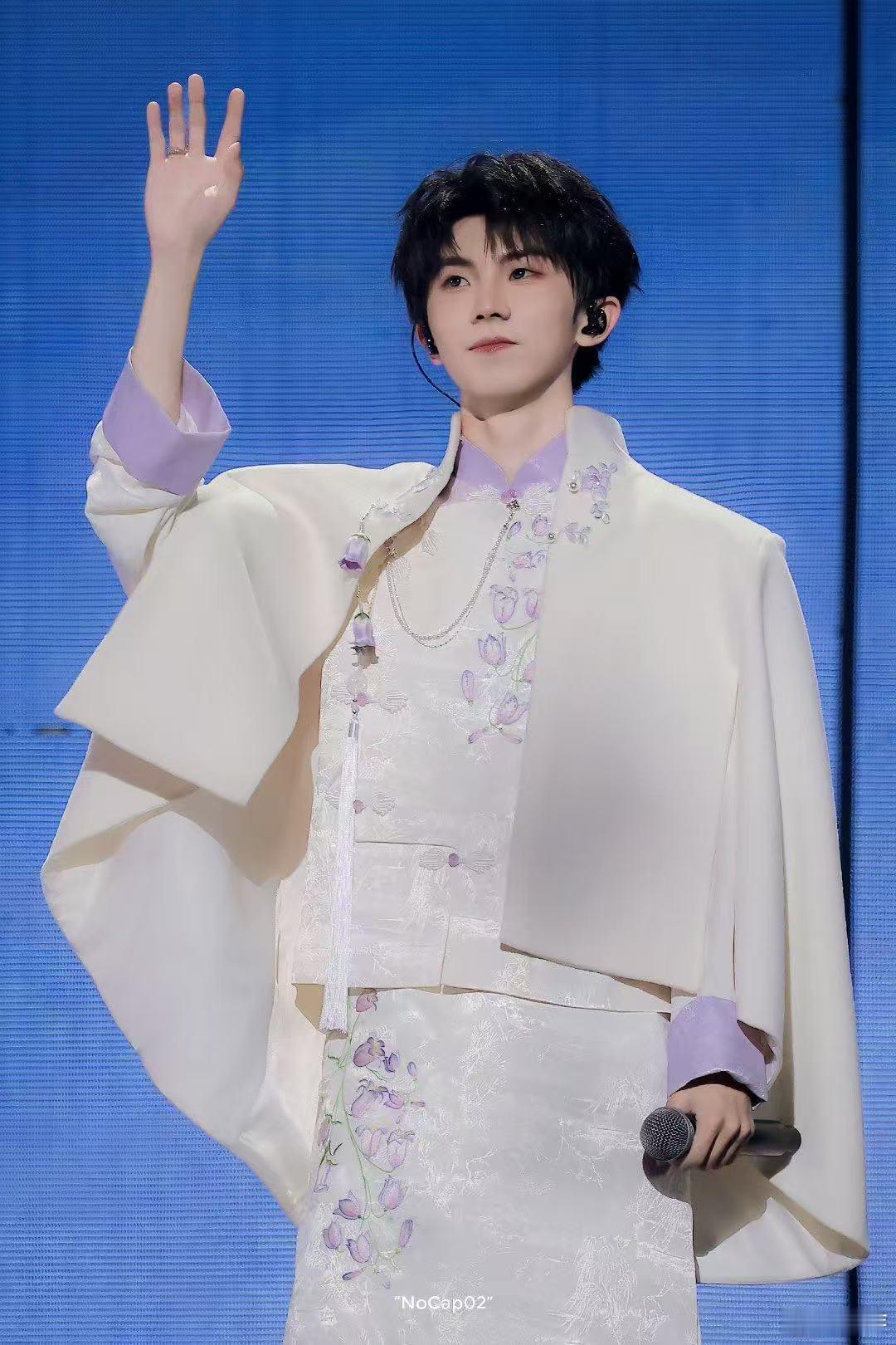 马嘉祺的气质真像民国时期的温润小公子，斯文又帅气，每次出现都让人忍不住多看几眼，