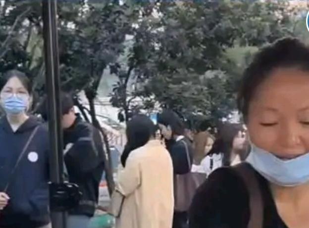 长沙“煎饼阿姨”摊位队伍越排越长，背后是个超暖心的故事。43岁的夏女士离异后独自