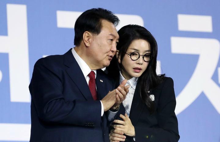 尹锡悦因违反《政治资金法》、非法获取民调结果 再获新判决
昨日，首尔中央地方法院