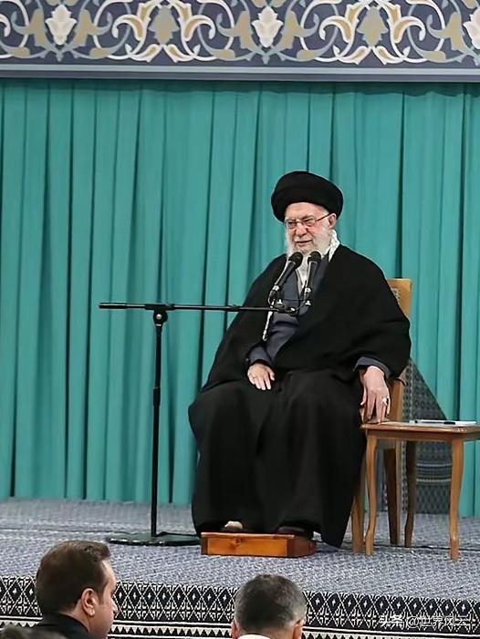 重磅消息！伊朗最高领导人直接剑指美国航母，警告特朗普不要轻举妄动。2月17日，伊