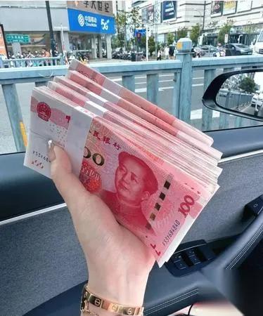 结婚十年没见过工资卡

他到底藏了多少秘密？

姐妹们，我家这情况算不算奇葩？结