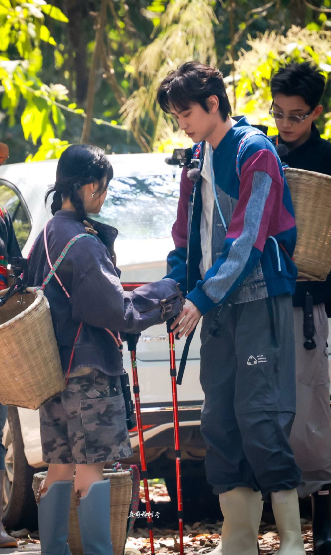 八旬老管家下山碰到盲人少女，因看其乖巧温顺，将她安排给自家玩世不恭的墨镜庶子少爷