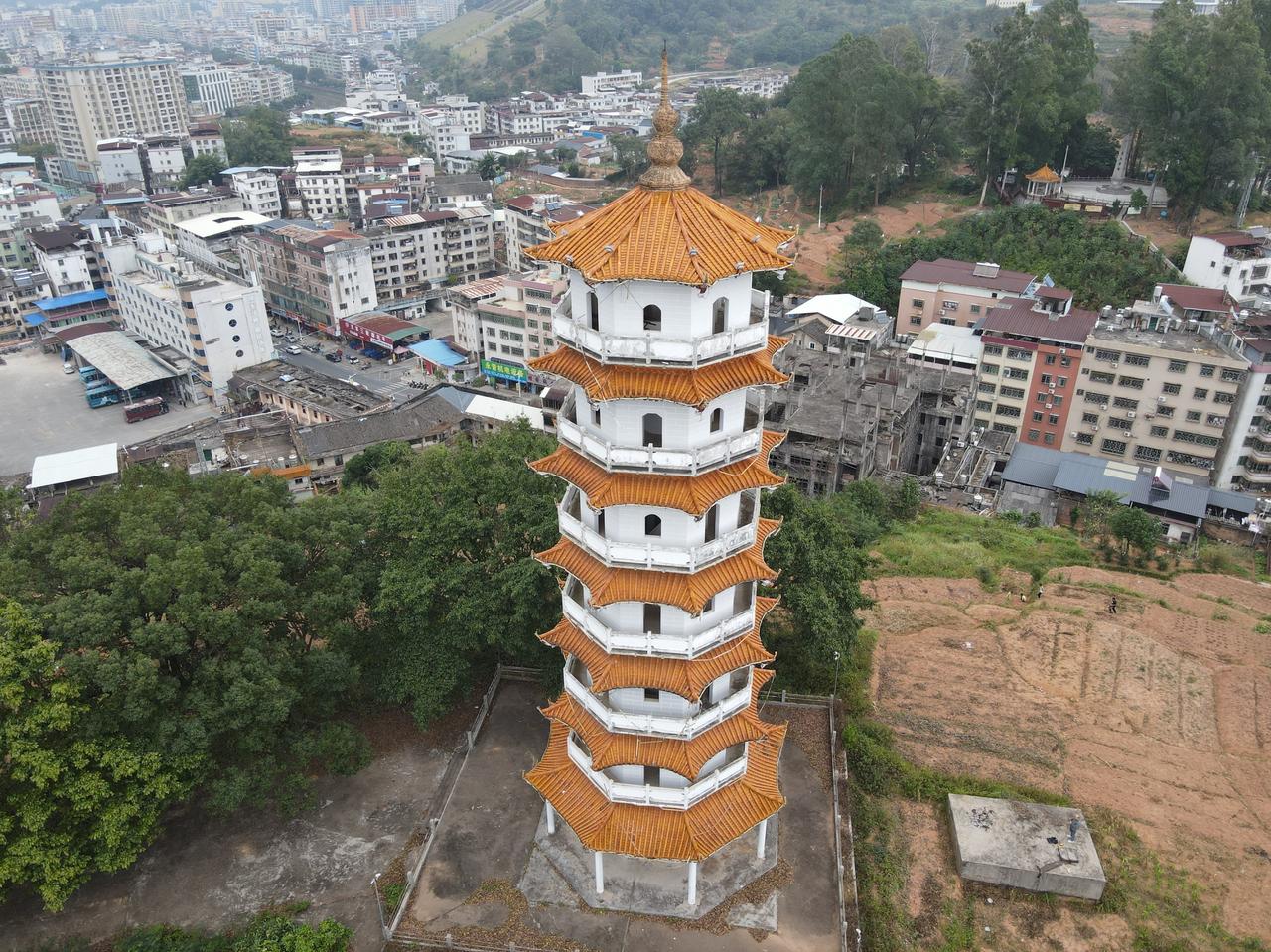 在广东河源和平县，藏着一座鲜为人知的明代古塔——对江塔，当地人更爱叫它“文笔峰”