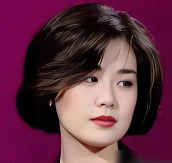 丛珊在法国躲了38年。 2025年，62岁的她满头白发，每两个月飞一次巴黎。这一