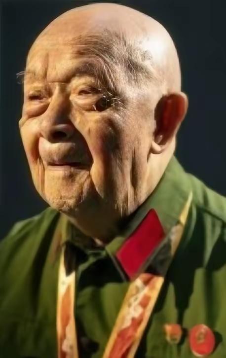 1952年，在朝鲜战场，蒋诚一人歼敌400多名，立下赫赫战功，复员回家后，却因有