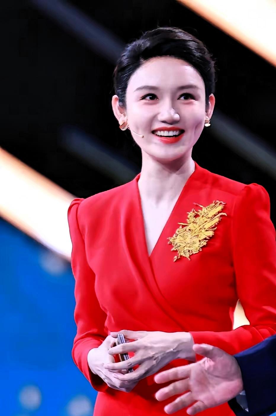 你有没有发现？
龙洋才36岁，年纪轻轻，却已经活成了很多人一辈子都够不到的样子。