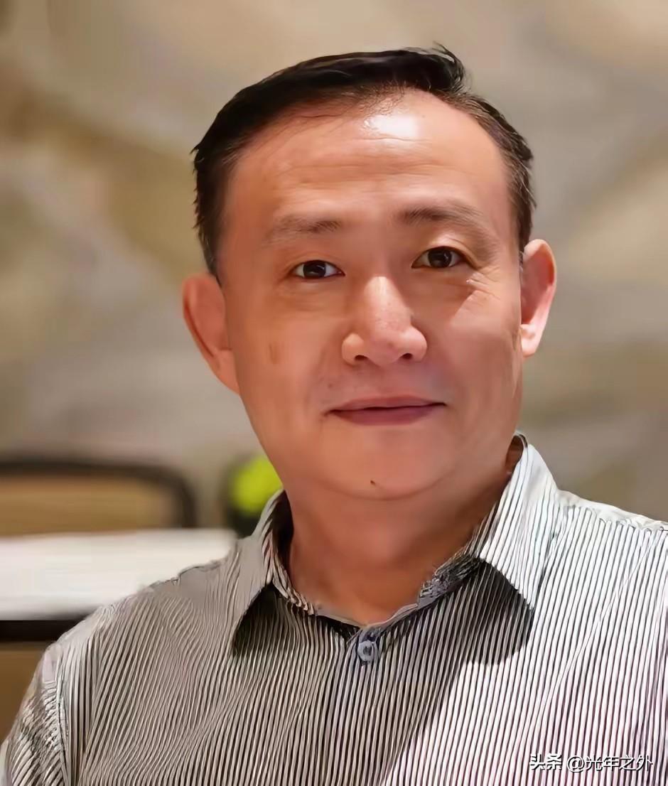 特朗普这杆枪，专打美元七寸
卢麒元有个判断，dollar身上趴着两个致命虫眼。第