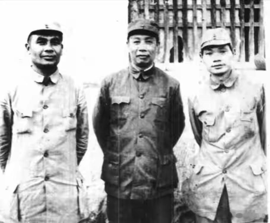图为：曾生（右）、雷经天与陈士榘（中）合影1949年10月，当两广纵队跨越千山万