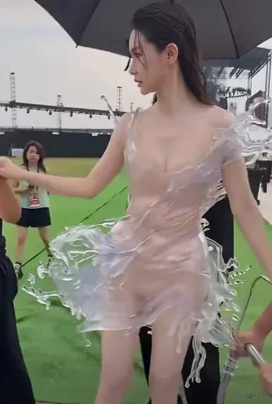 “这和裸奔有什么区别？”——戚薇icon身着一件3D打印水花裙亮相武汉，全身透明