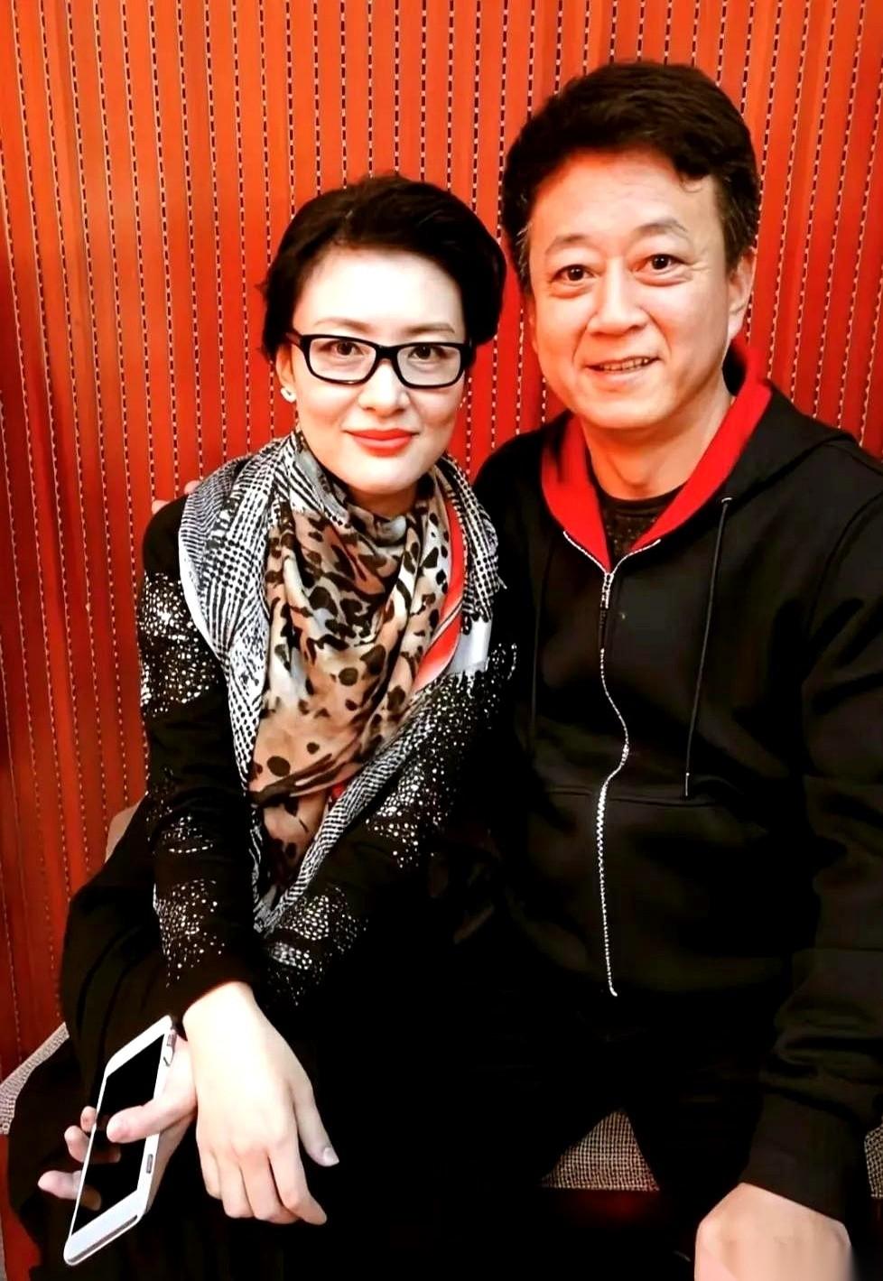 说起春晚舞台上的黄金搭档，周涛和朱军的名字，是绕不开的。
曾经，他们是无数个除夕