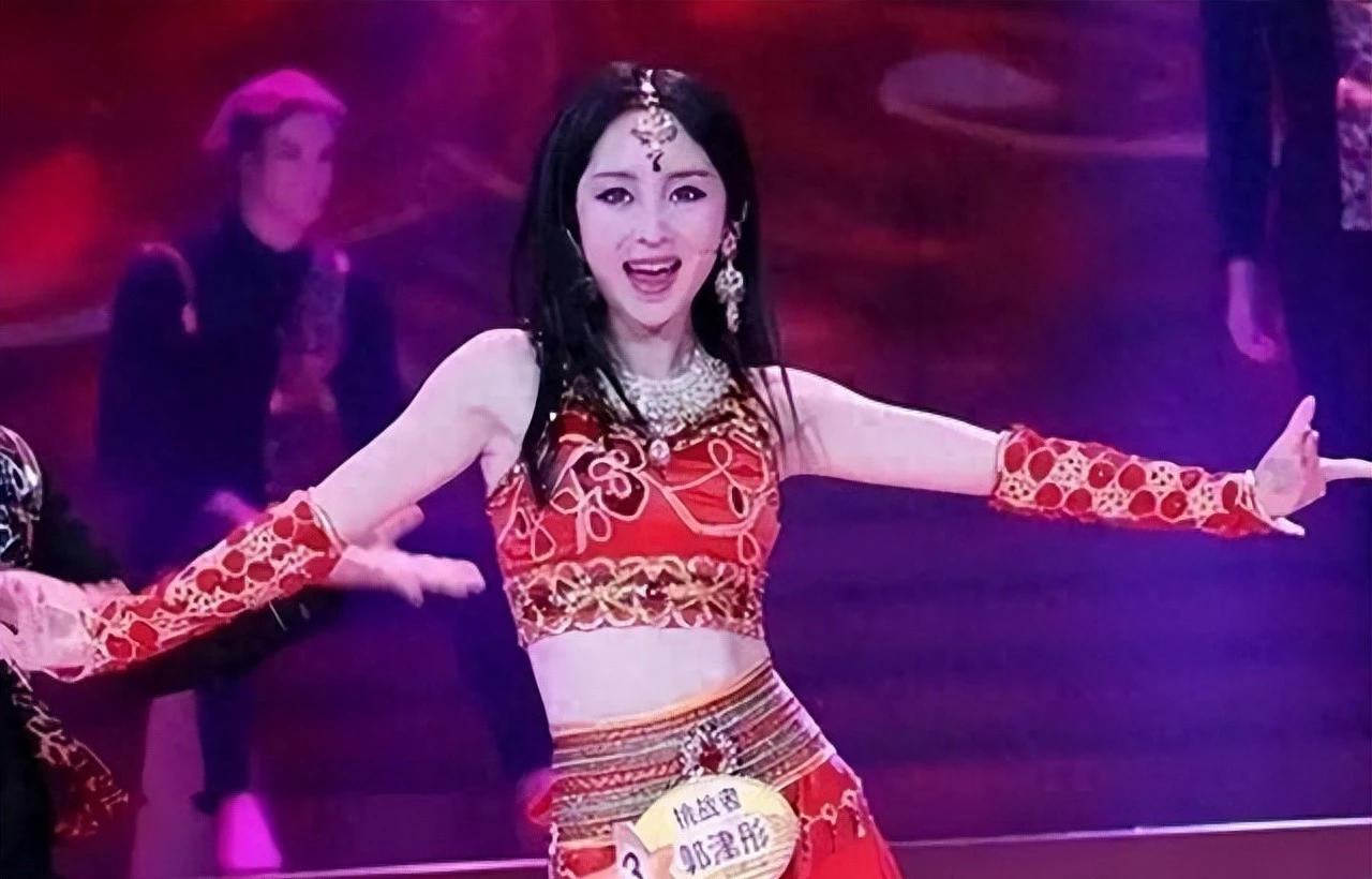 郭津彤的人生满是起起落落，2013年拿了星光大道月冠军，还有北大艺术学院硕士学历