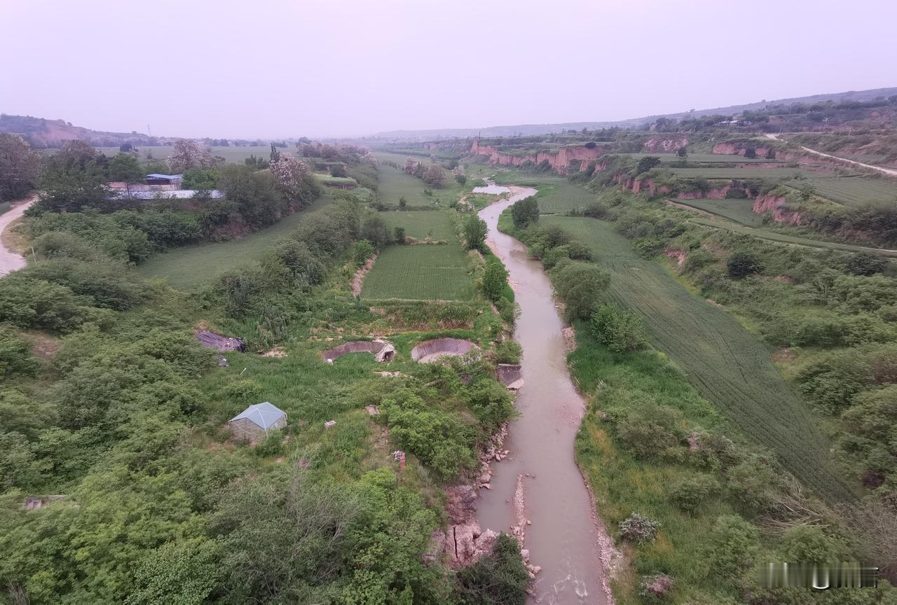 漆水河和宝鸡峡干渠交汇的场景，那叫一个壮观！漆水河一路奔腾，带着岁月的痕迹和自然