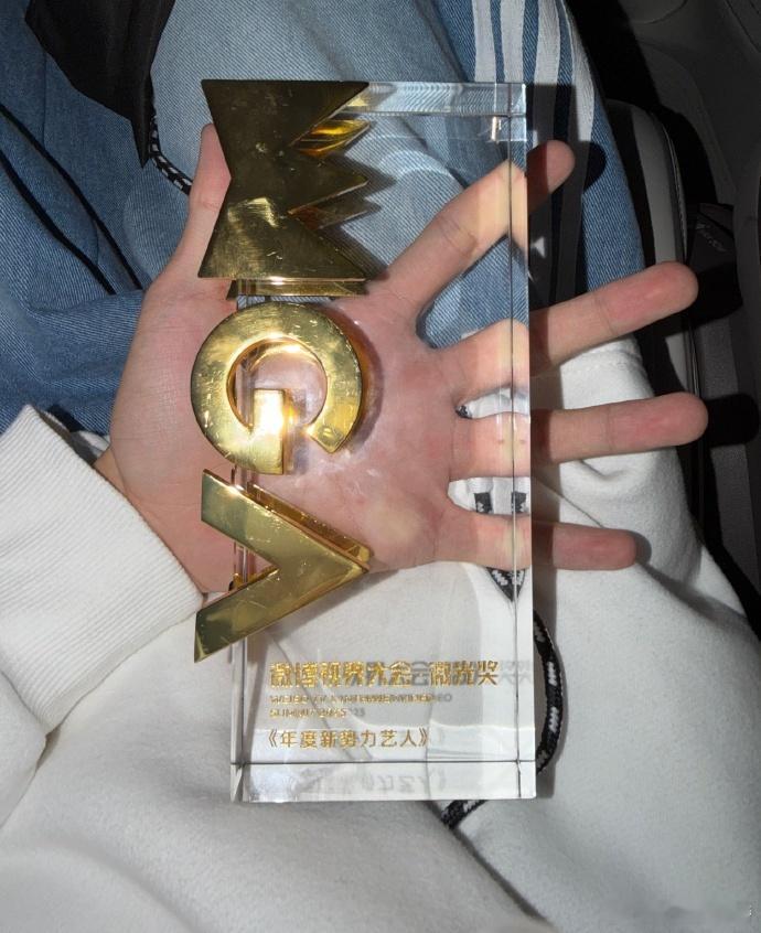 余宇涵穿大人衣服模仿大人样子 谁没被这样的成长打动！从没想过的模样到站在台上拿奖