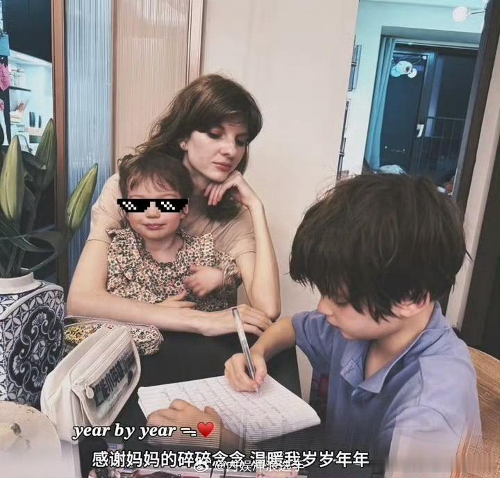 董力为阿诺庆祝母亲节董力儿子侧脸照 董力一家四口好幸福 ​ ​​​
