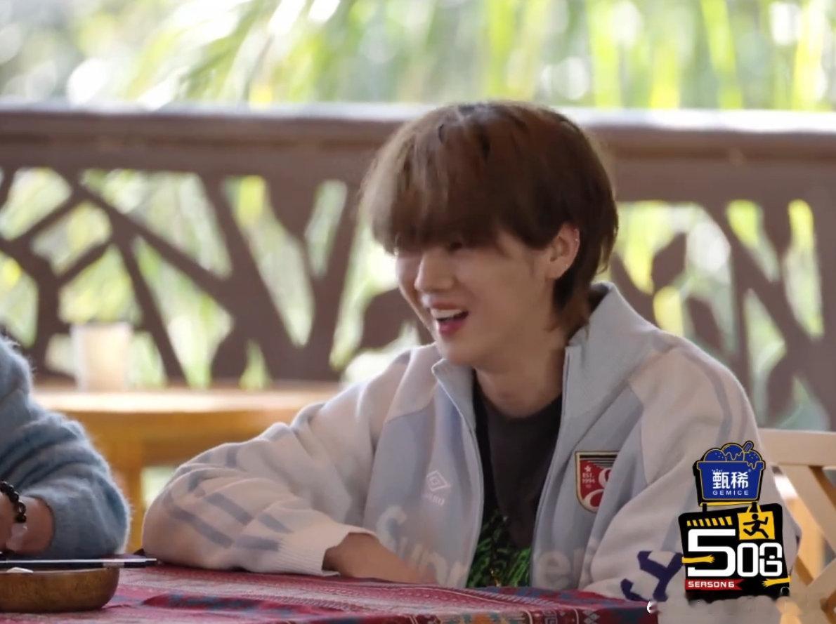 邓超长在鹿晗笑点上鹿晗果然快乐是会传染的，邓超随便一个小举动，就能把鹿晗逗得开怀