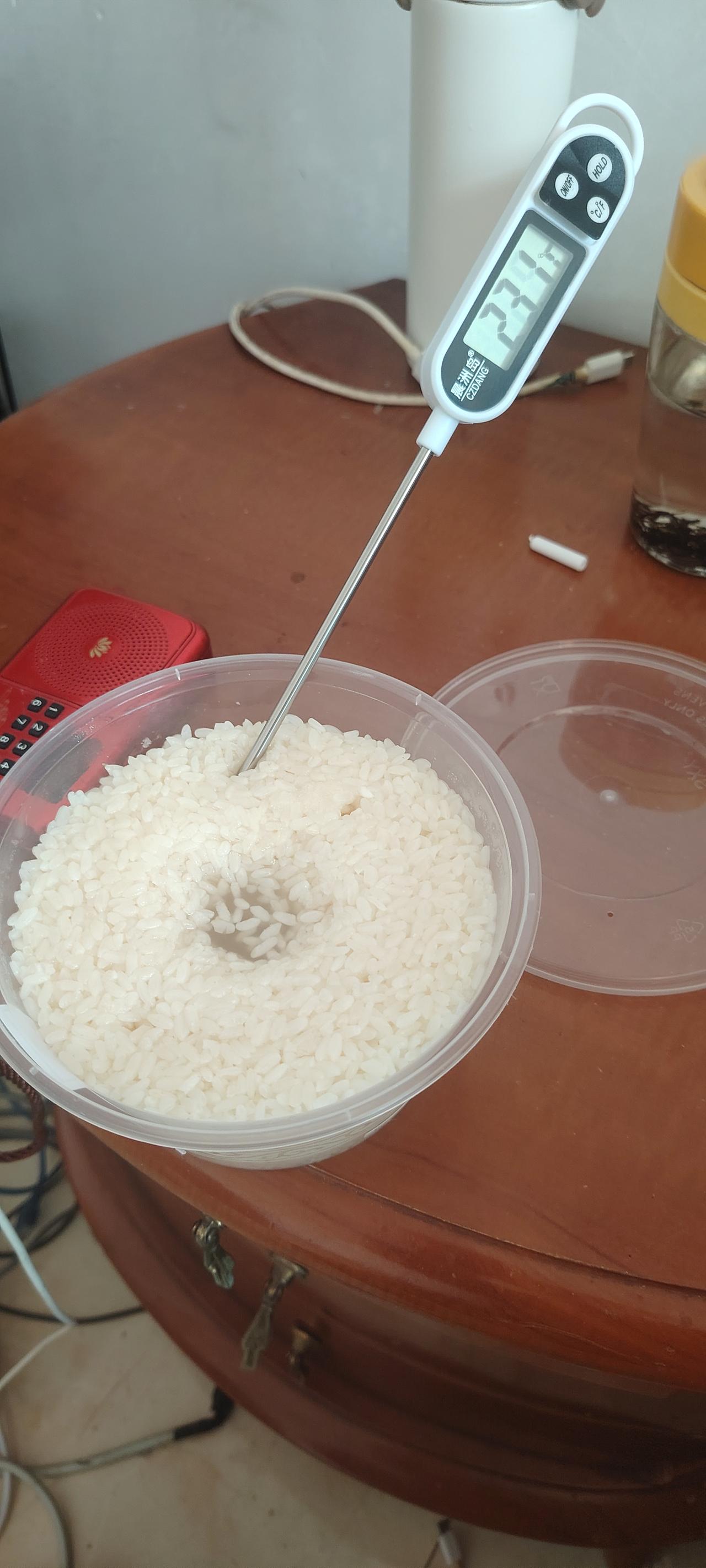 我做的醪糟，最终补救成功了。放恒温箱28度，24小时以后，酒水一点没出。饭体的温