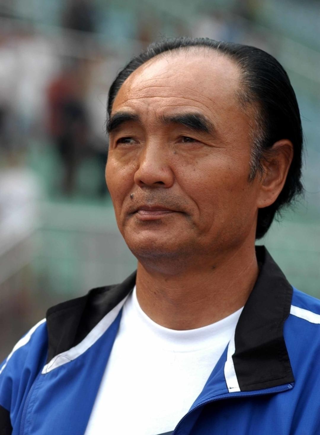 李应发教练一直在为中国足球发光发热。这位1944年出生于辽宁大连的老帅，球员时期