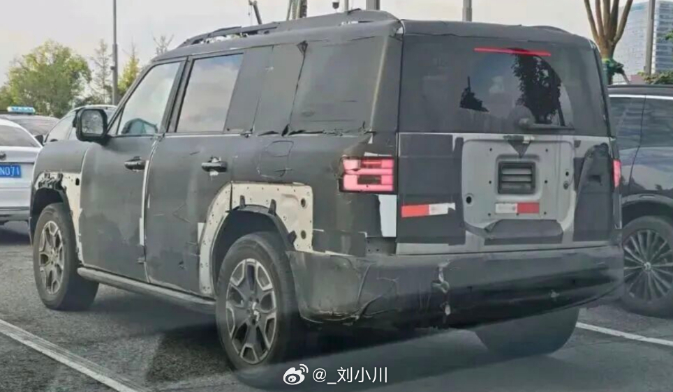 方程豹钛7加长版 很明智！方程豹或将推出钛7加长版，采用7座布局，整体姿态也更好