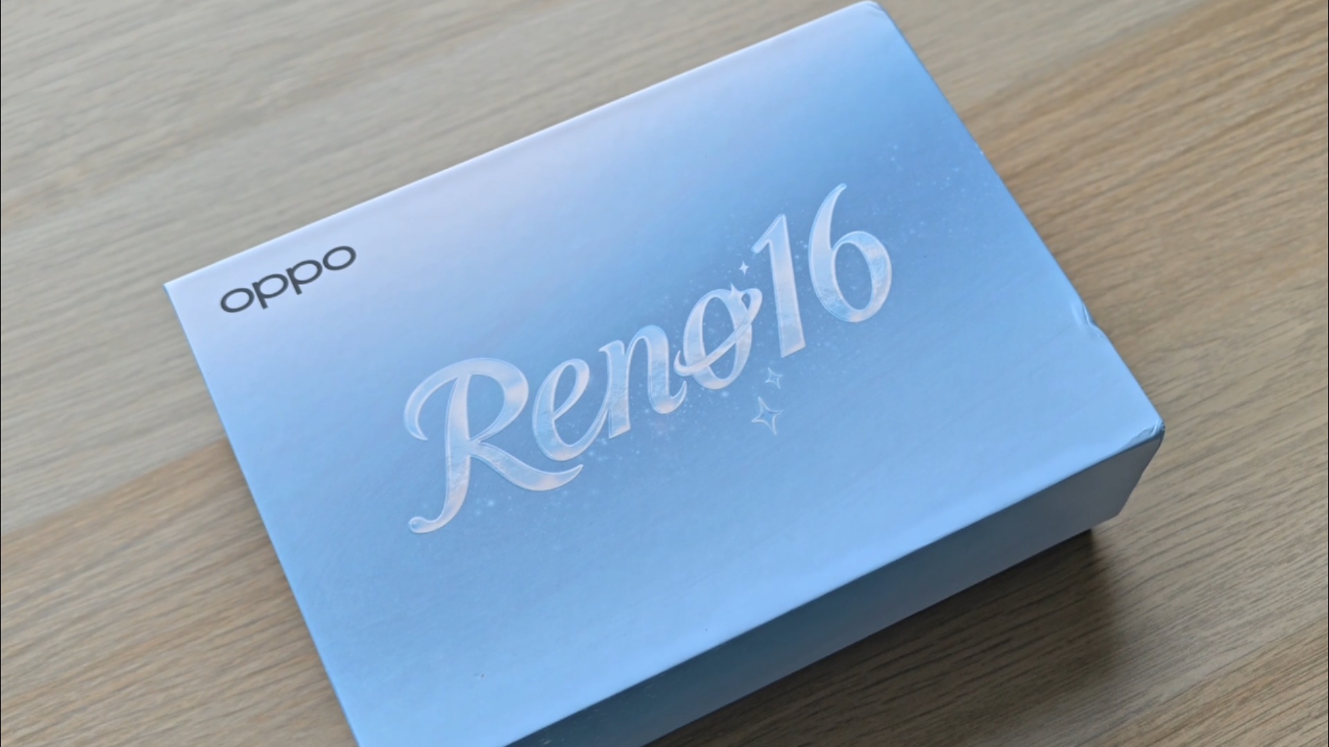我们收到了OPPO Reno 16系列的邀请函礼盒内是一个悬浮行星香薰，带有淡淡