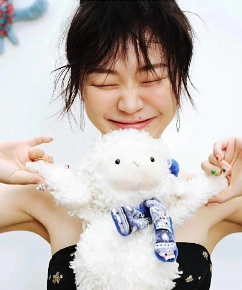 大家别光盯着金靖被剪戏。
她为《繁花》拍了一堆风格宣传片，旗袍造型学得有模有样，