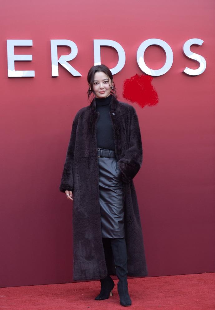 最近辛芷蕾在出席时尚活动的时候搭配的很有魅力，看起来也格外的显年轻。

辛芷蕾里