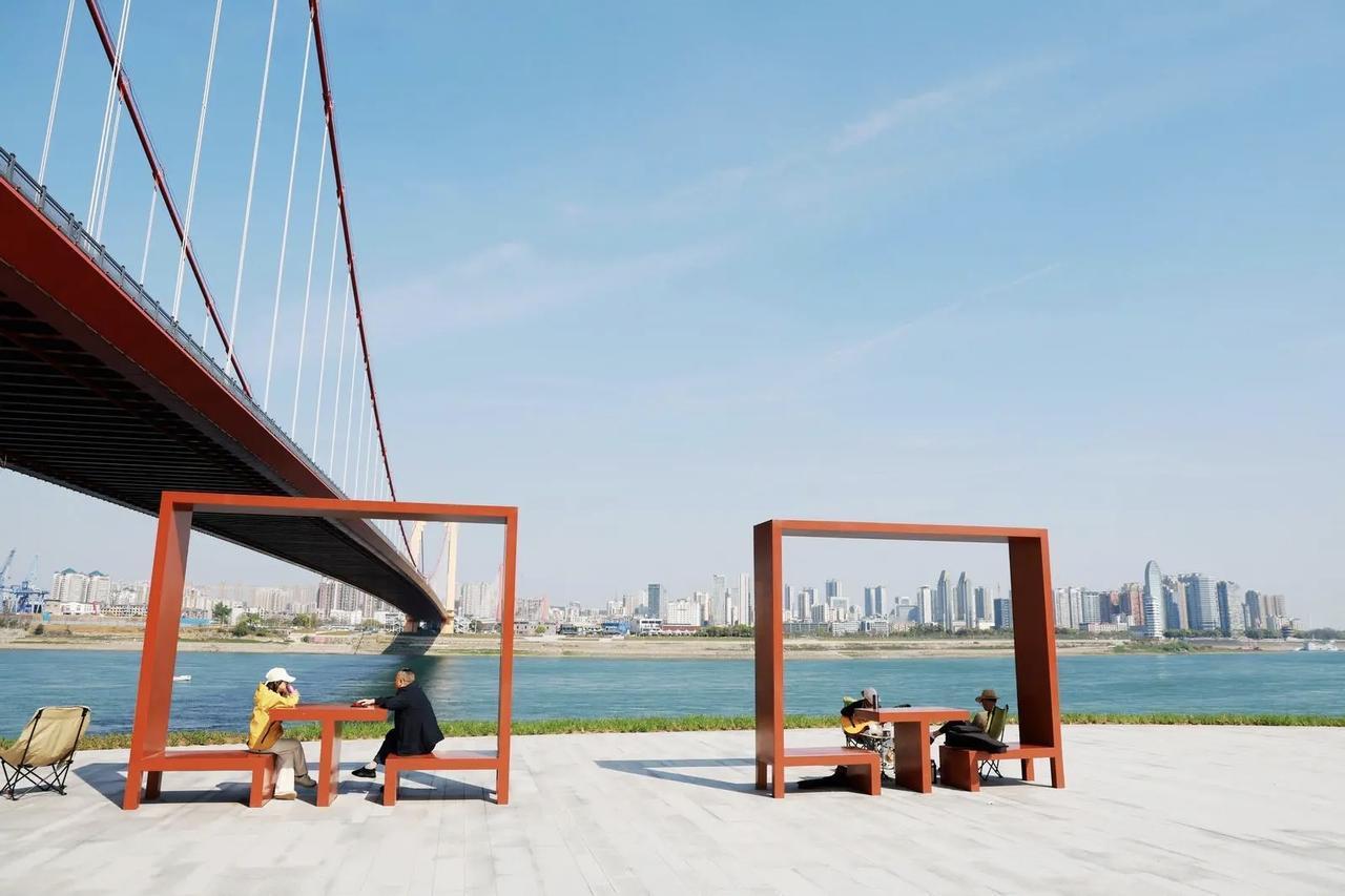 大桥下面建公园，巧妙构思人气旺！三个理由让你立马就想去。
宜昌有两个大型桥头公园