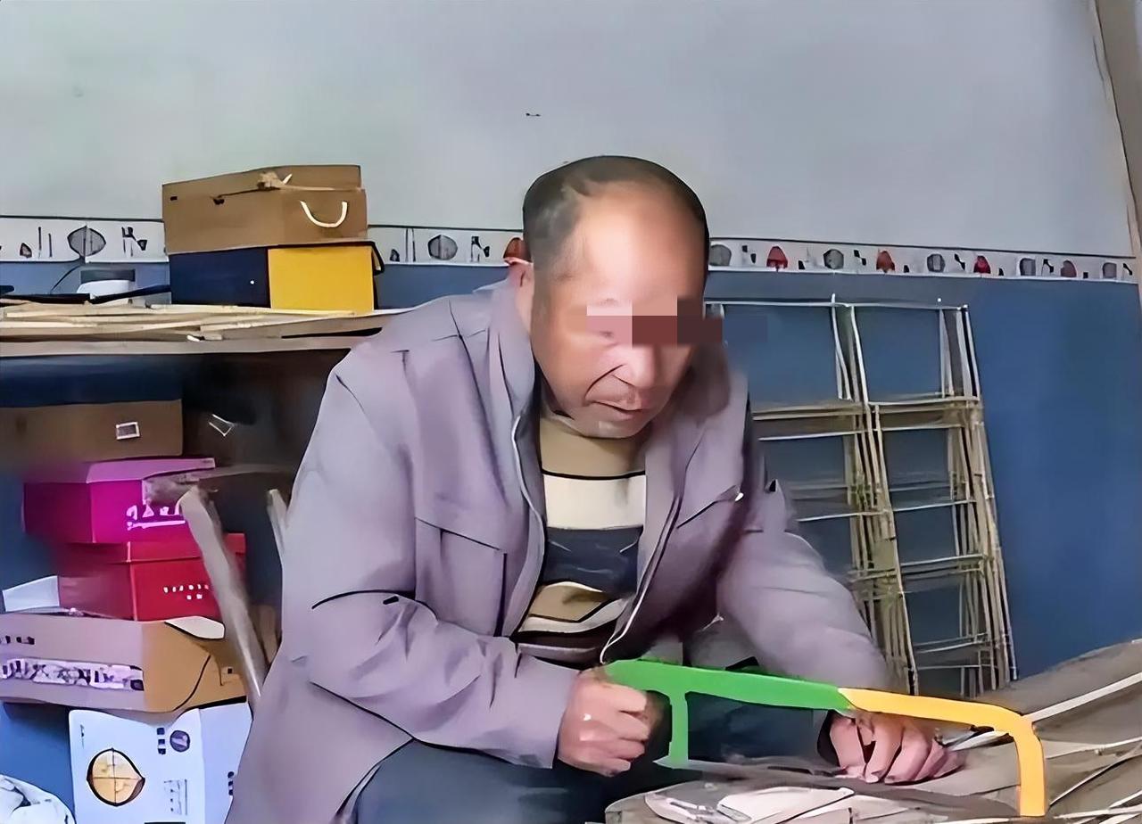 十三年同住一屋，没领证也没户口，她突然被亲女子接走了。

张志刚今年六十二，湖南