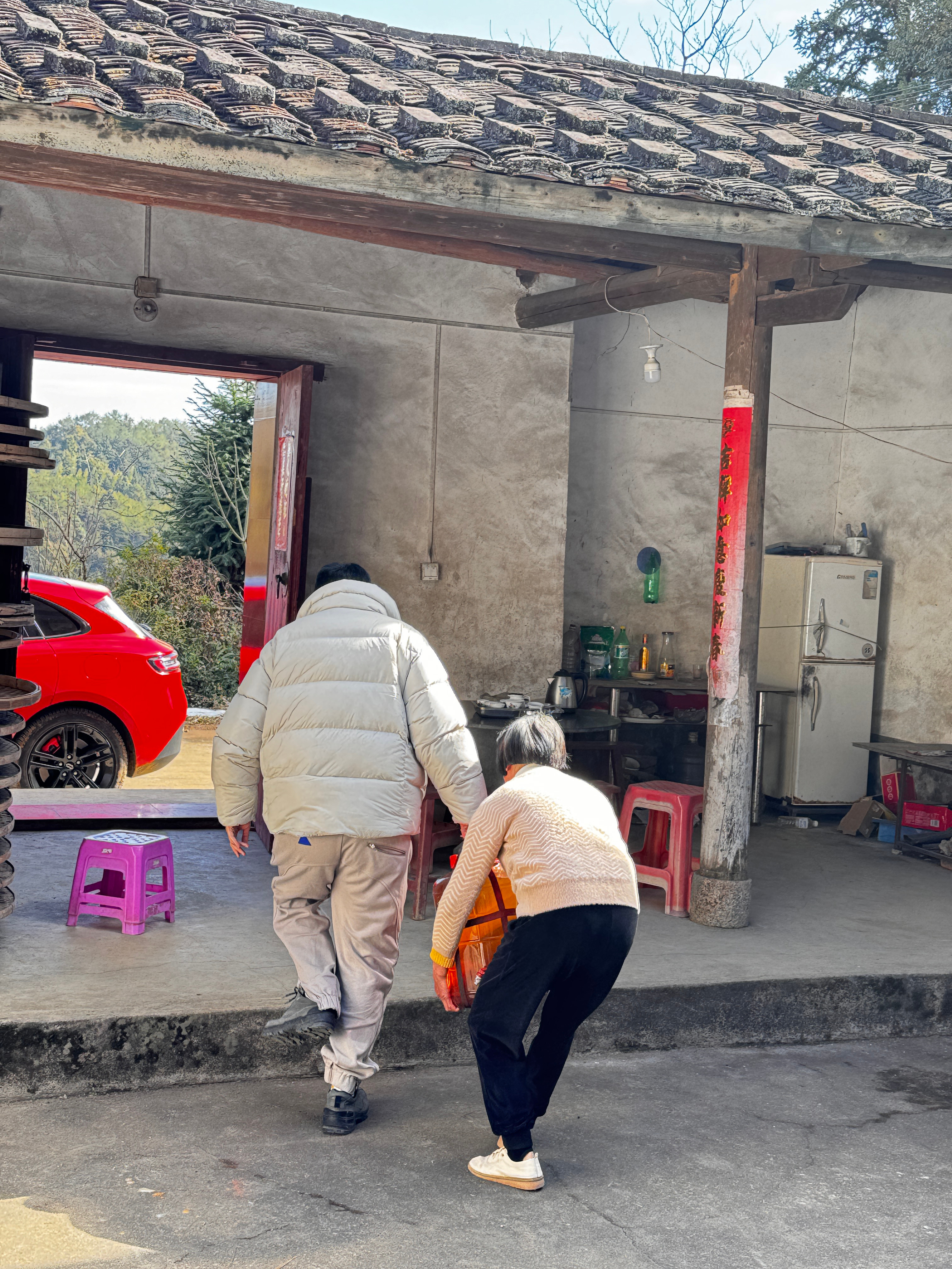 奶奶让我去搬姑姑家存放了11年的家酿米酒，有一说一，11年，他们视若珍宝，但我真