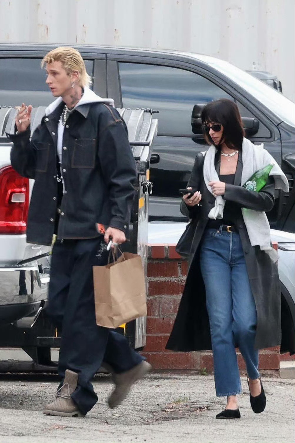 达妹Dakota Johnson在洛杉矶被拍到与枪爷MGK一同离开录音室！dak