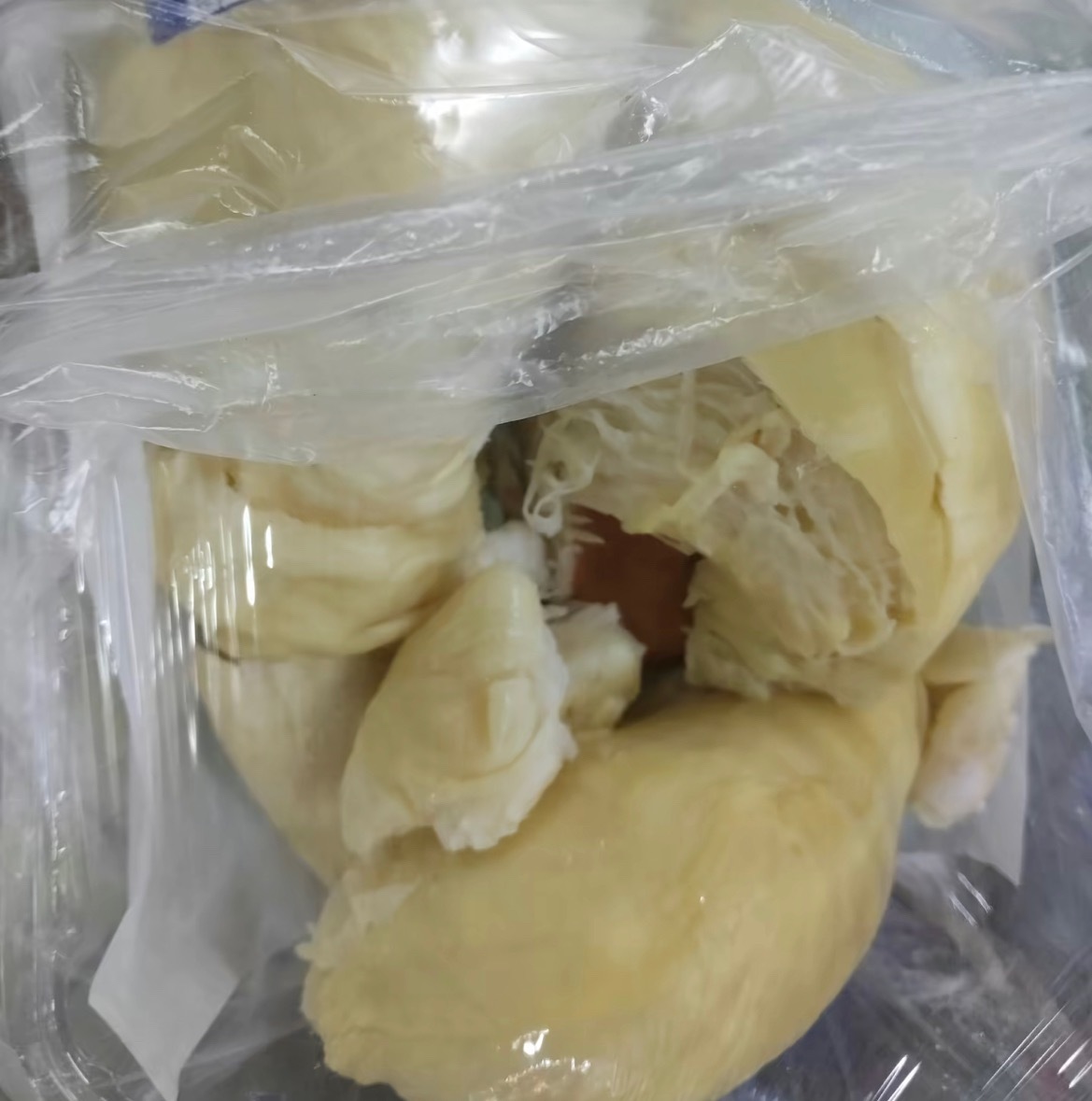 【玉林某超市买到坏榴莲店员说就是这个味】近日，网友爆料称：玉林某超市购买的榴莲软