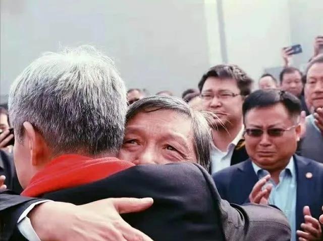 ​看哭了！张迈曾王树国再同框，这才是中国教育的脊梁！

​一个是儒雅担当的掌舵人