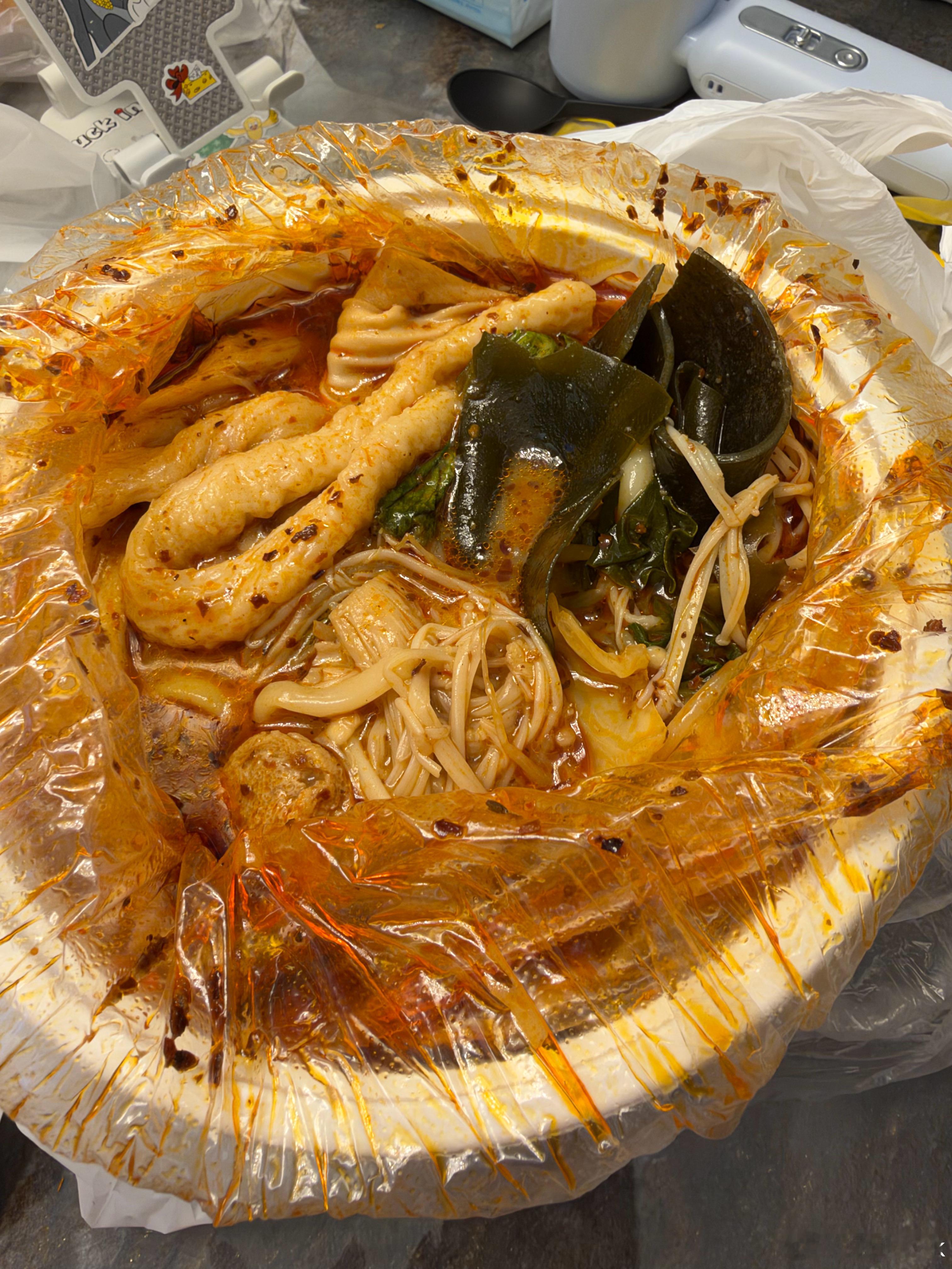 昨晚吃了个麻辣烫 今早上了三次厕所了[捂嘴哭]原定今晚出门吃饭计划取消根本不敢离