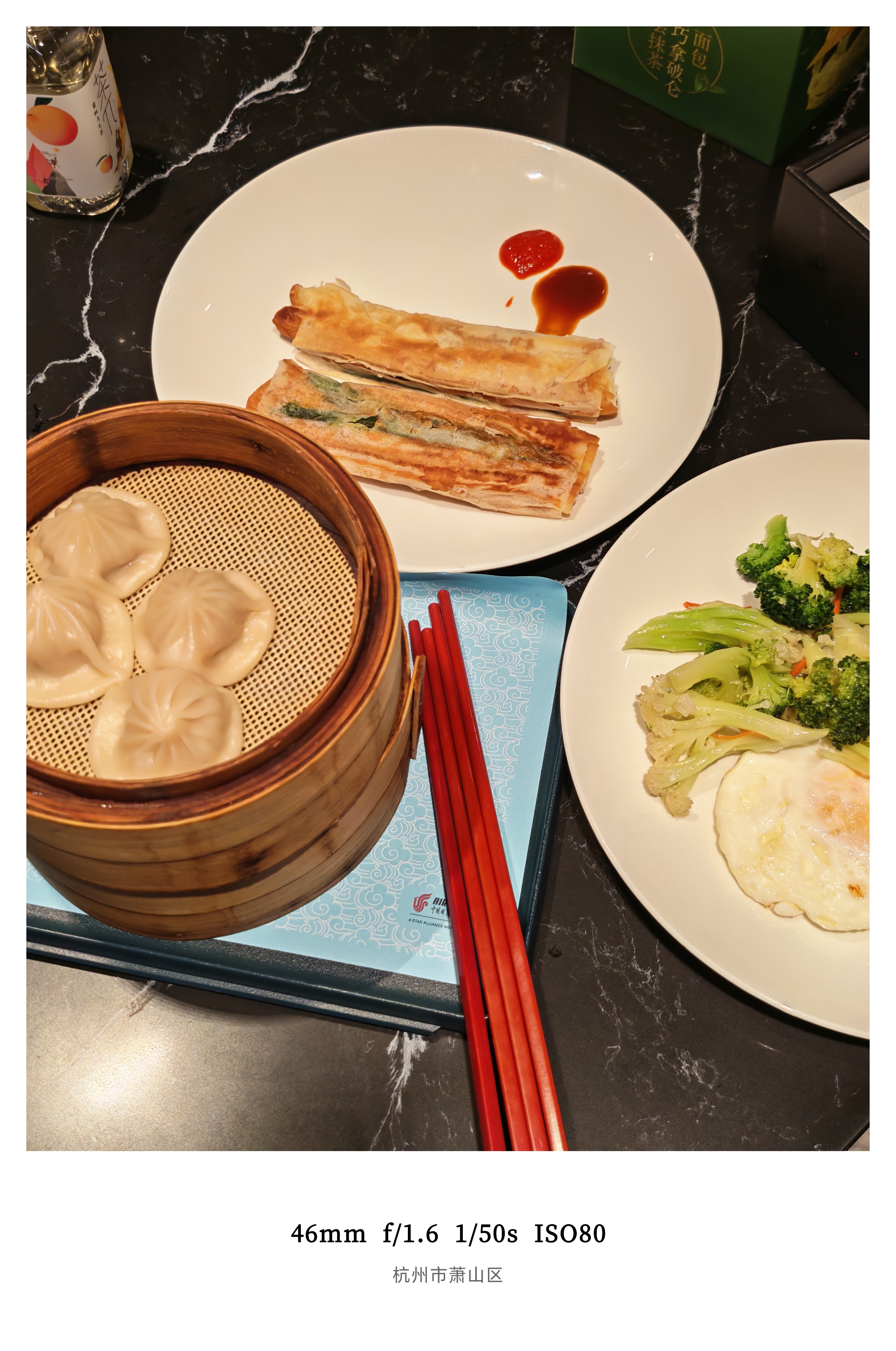 朋友们 早上好呀！说来惭愧作为杭州人居然是第一次吃葱包烩