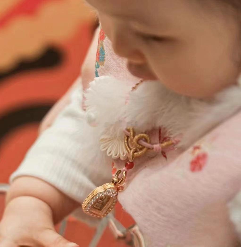 恭请秀小宝宝👶也是可以佩戴佛牌的喔 