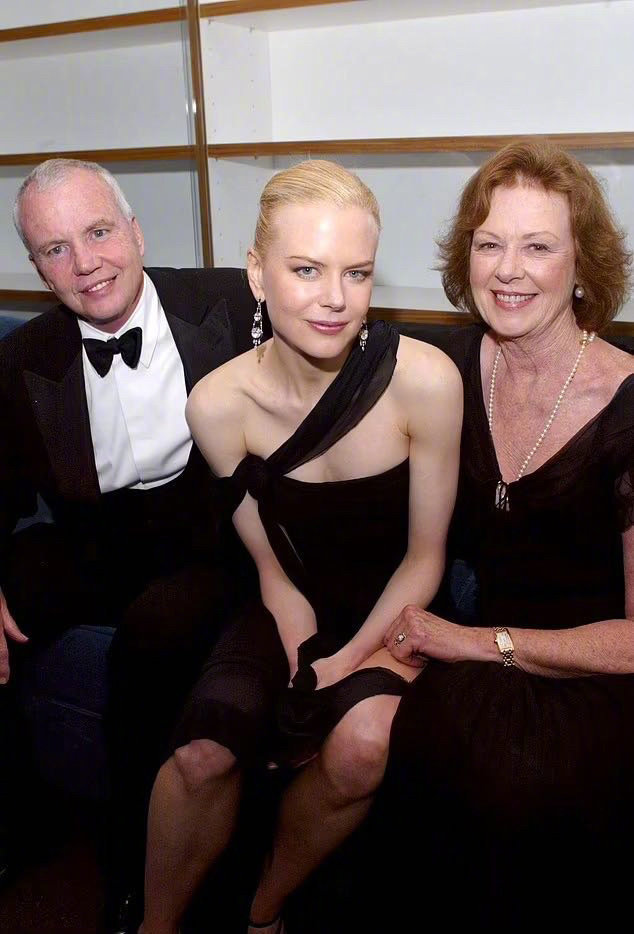 【来自投稿】妮可·基德曼和父亲安东尼、母亲珍妮尔在2003年奥斯卡颁奖典礼后台的