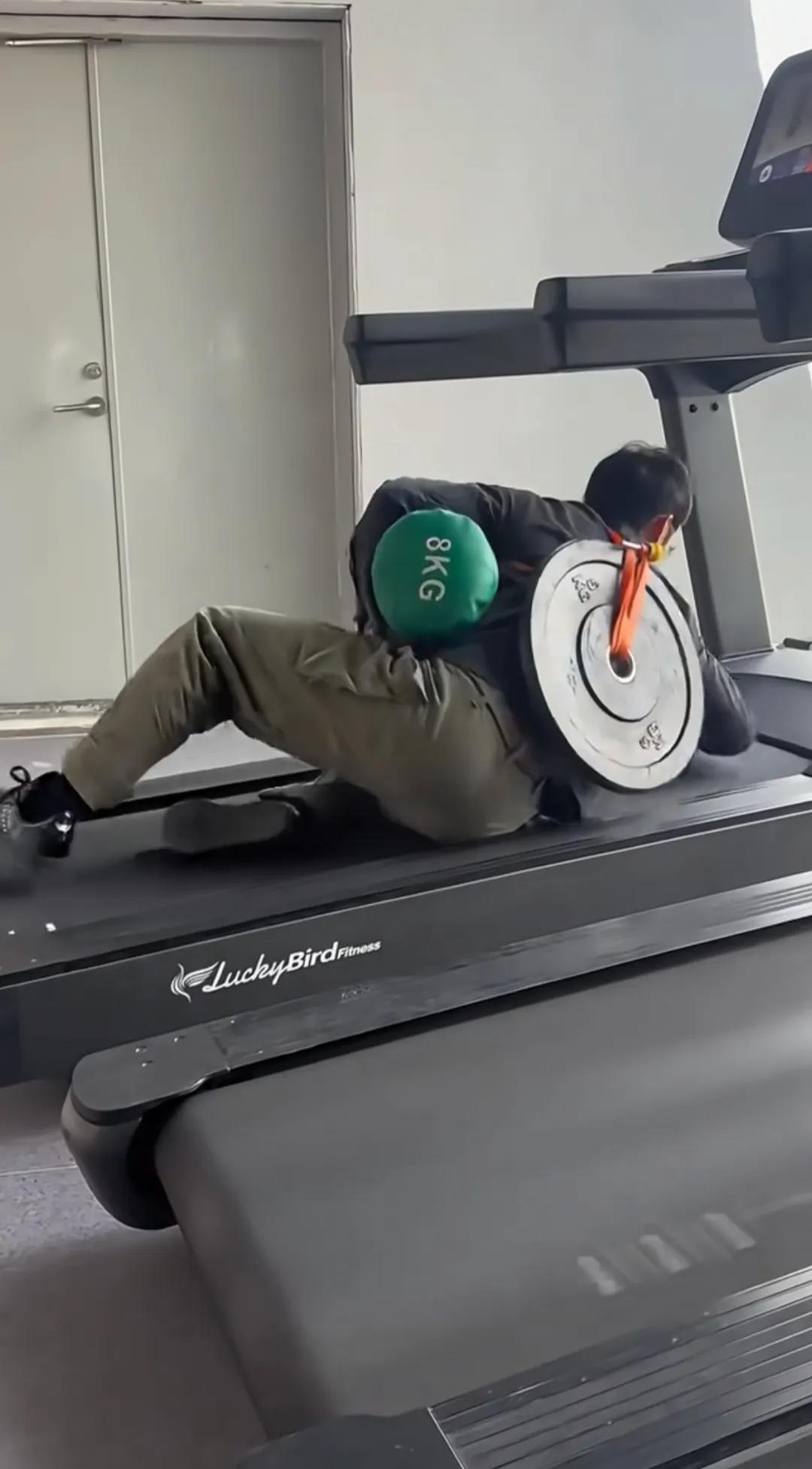 头一次来健身房咱也不懂，这哥们儿到底是练什么的？谁能告诉我？[抠鼻]